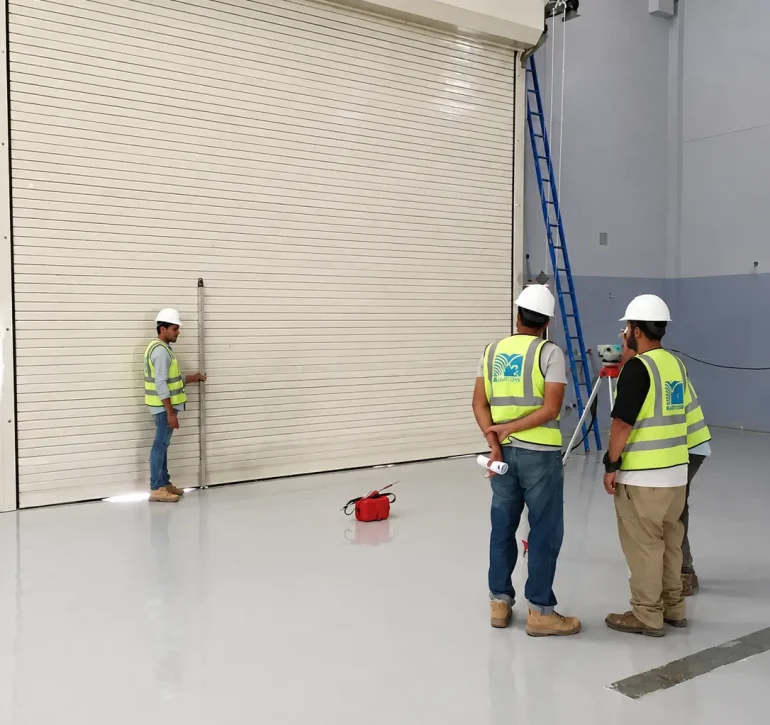 مهندسو الموقع يجسرون محاذاة واختبار أبواب الشتر بمحطة محولات شرم الشيخ