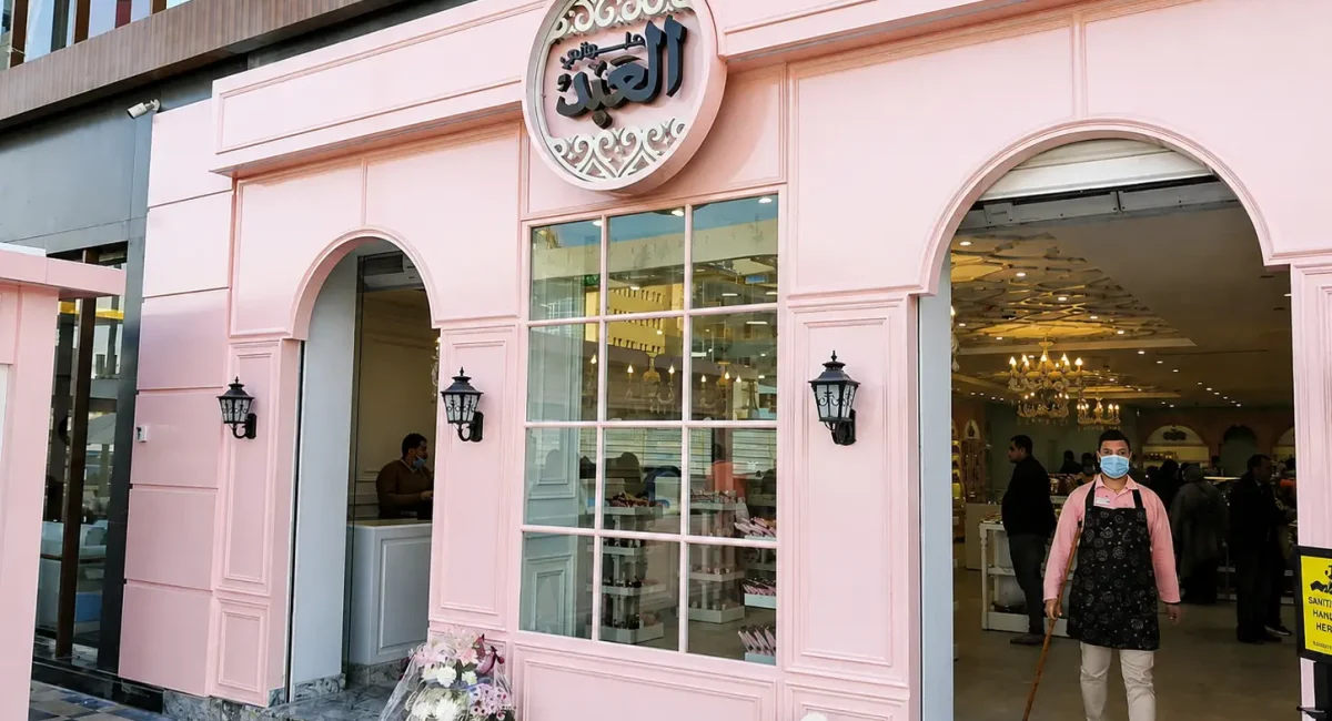 جدارية اللوجو والعلامة التجارية الخاصة بمحلات حلواني العبد داخل المركز التجاري ضمن مشروعات التجهيز التجاري المتكاملة