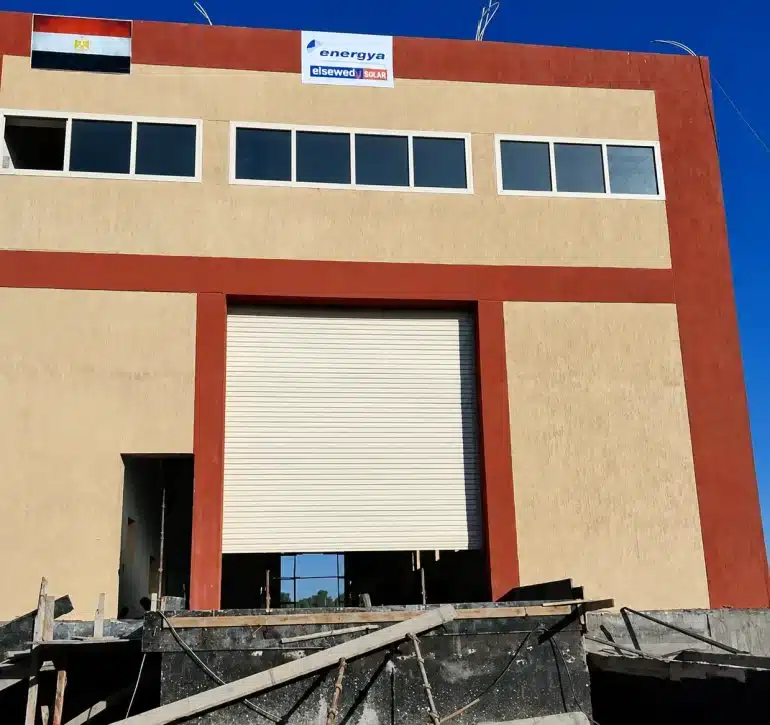 باب شتر صناعي مصفح معالج ضد الحرارة والرياح بمحطة كهرباء شرق العوينات