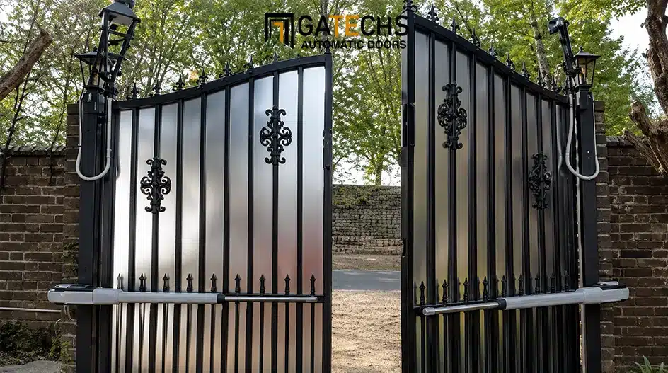 تصميم باب جراج مفصلي في التجمع الخامس من خلال شركة جاتكس للأبواب الأتوماتيكية في مصر